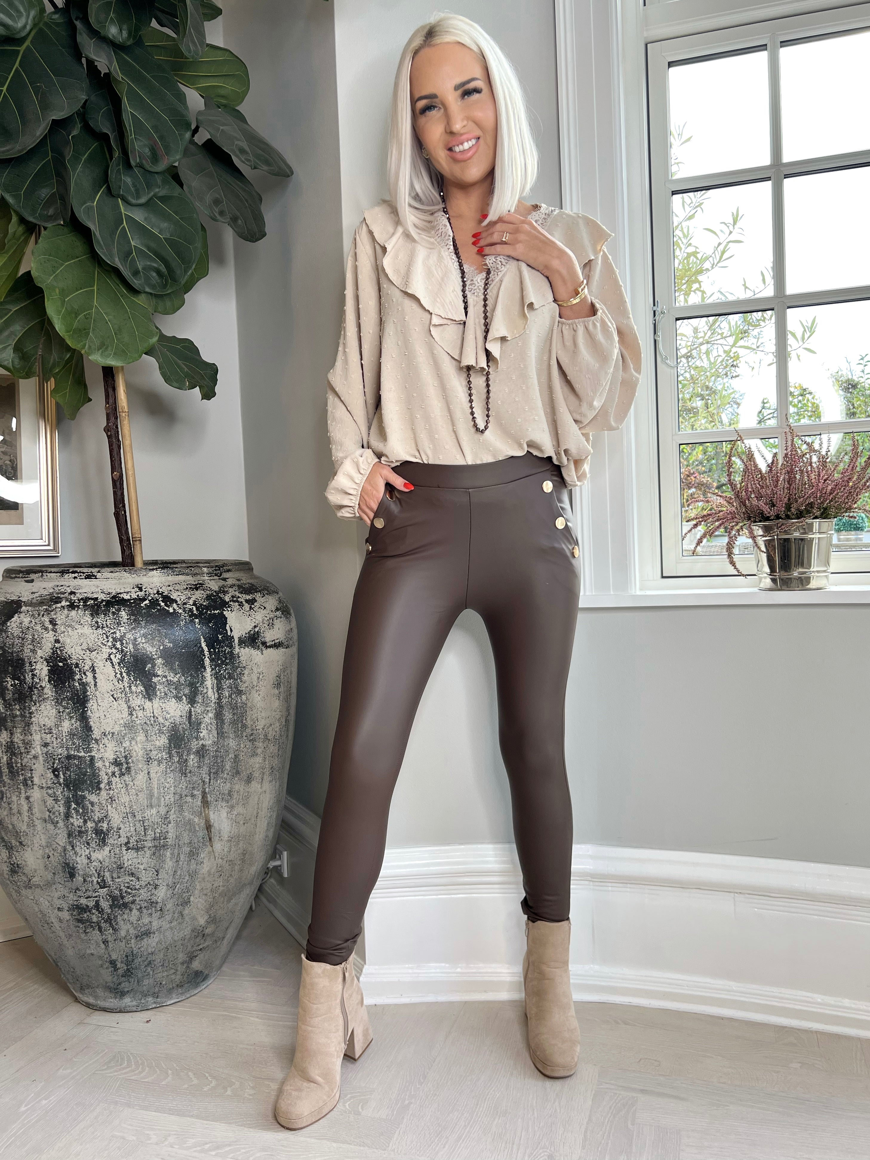 Freja - Brune læderlook leggings med knapper